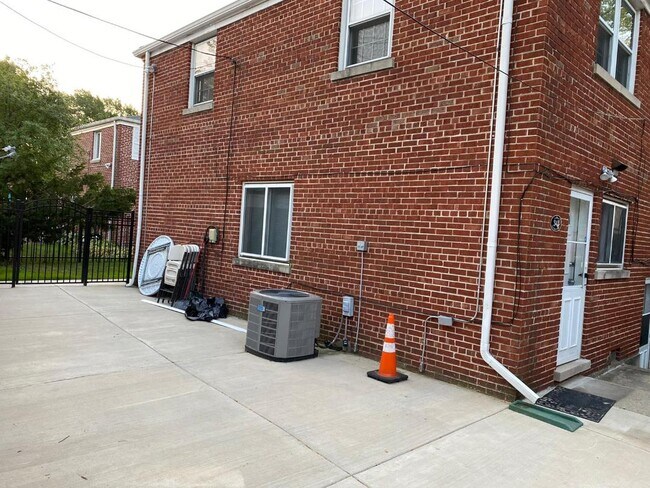 Foto del edificio - 342 Higgins Rd