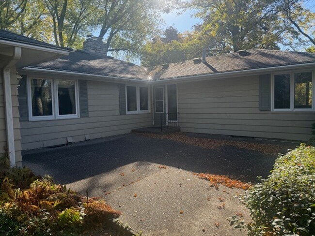 Building Photo - Amazing Home Next to Interlachen Golf Cour...