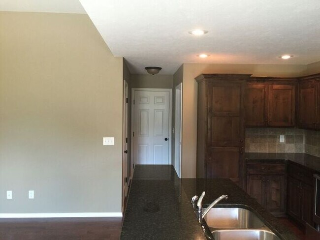 Building Photo - 1002 E Highview Dr