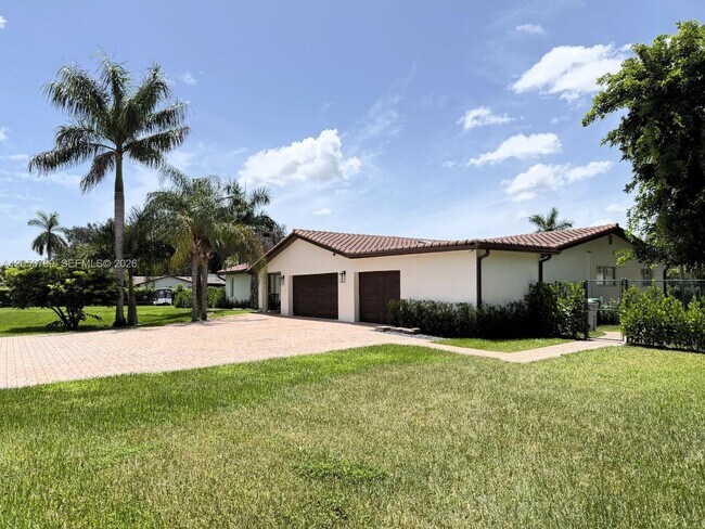 Building Photo - 10950 SW 40 Ct