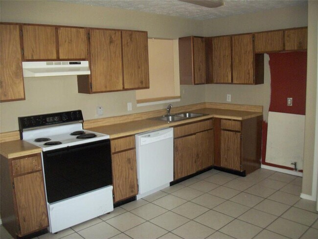 Building Photo - 1011 Stoneleigh Ct