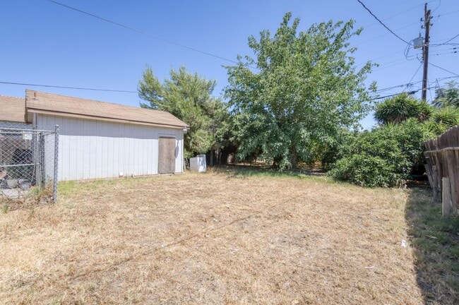 Building Photo - 3518 E Clay Ave