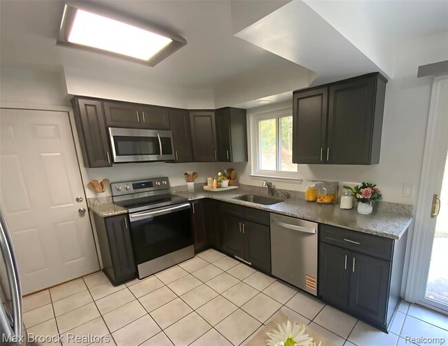 Foto del edificio - 5715 Sunnycrest Dr