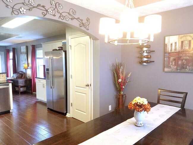 Foto del edificio - POOL Service INCLUDED Beautiful 3 Bedroom, 2 Bath, 2 Car Garage Home in Brookstone subdivision in...