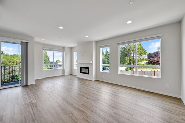Building Photo - 4 Bed 3 Bath Townhouse for Rent!