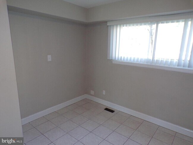 Building Photo - 147 Echelon Rd