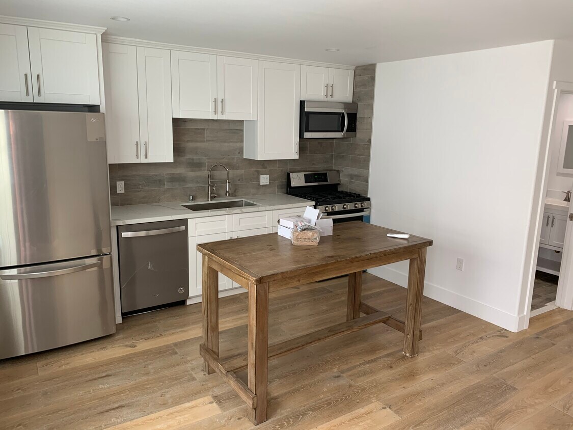 kitchen - 2847 S Barrington Ave