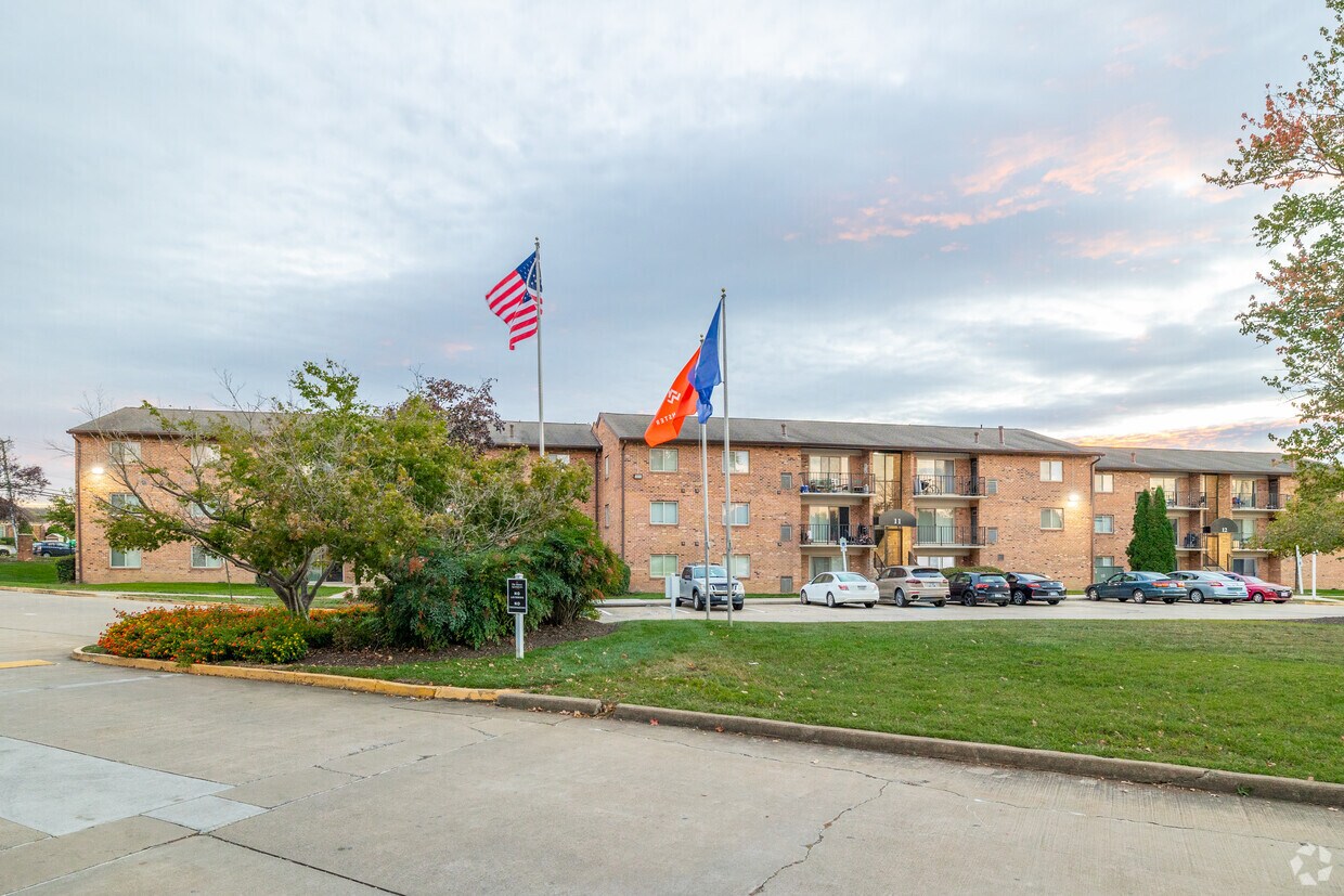 Foto principal - The Manor/The Manor East Apartments