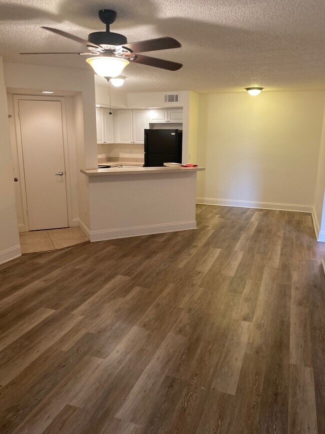 Building Photo - Beautiful 1 Bed/1 Bath Condo at Venetian P...