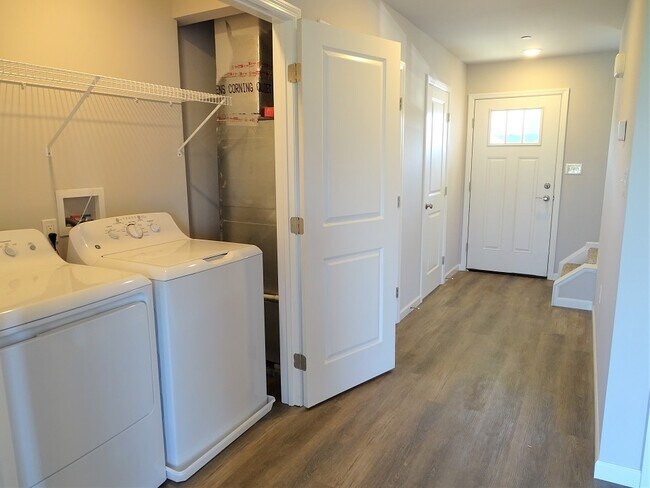 Building Photo - 6 Cobblestone Ct