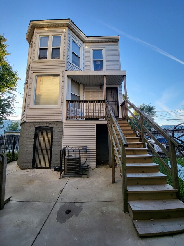 6414 S Evans Ave Unit Coach House, Chicago, IL 60637 Apartments in