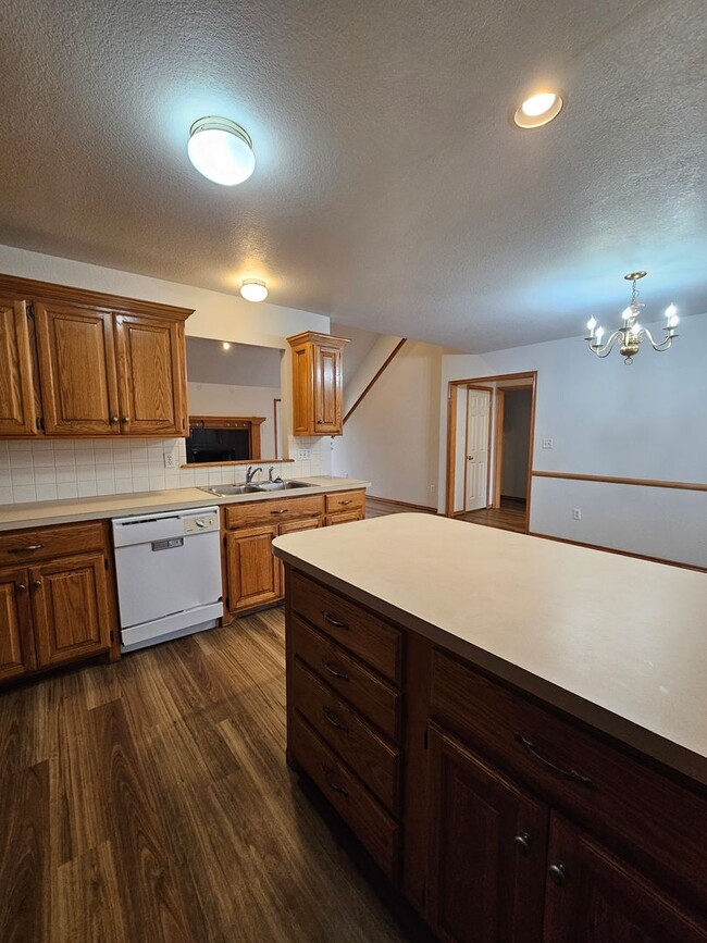 Building Photo - (3) Bed/(2) Bath in NE Norman Avail NOW! F...