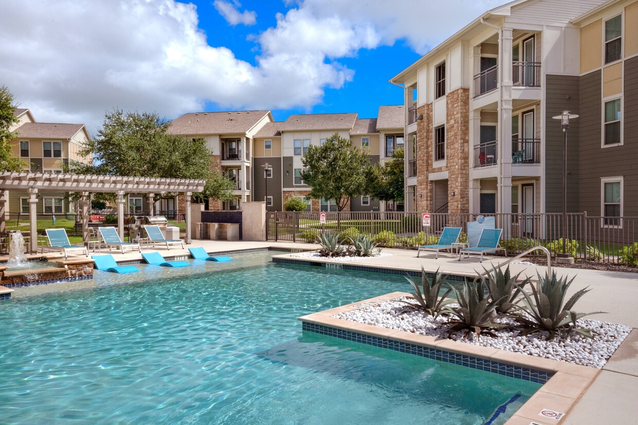 Resort-Style Swimming Pool - Encore Crossing