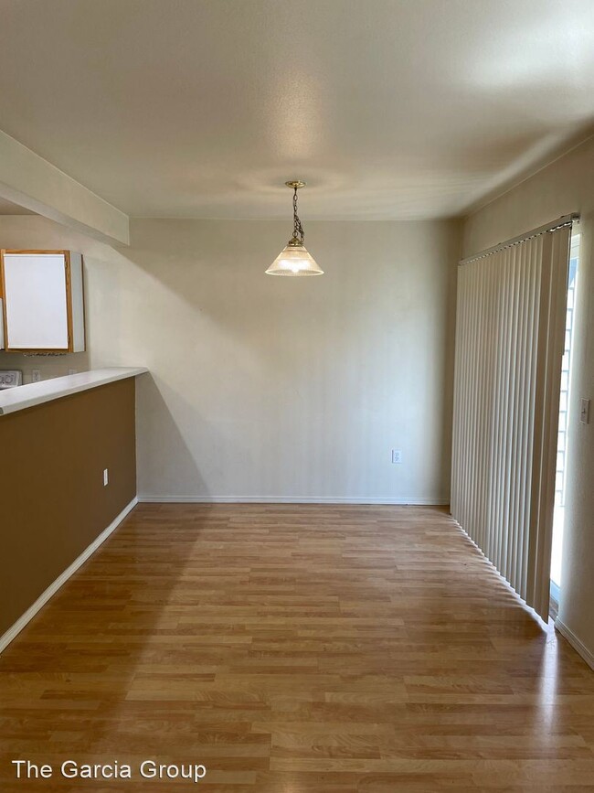 Building Photo - 2 br, 2.5 bath House - 7117 SW Sagert Stre...