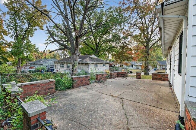 Building Photo - 1700 Dellwood Ct