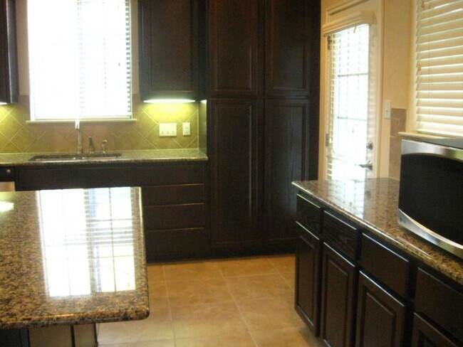 Foto del edificio - 12704 Venice Ln