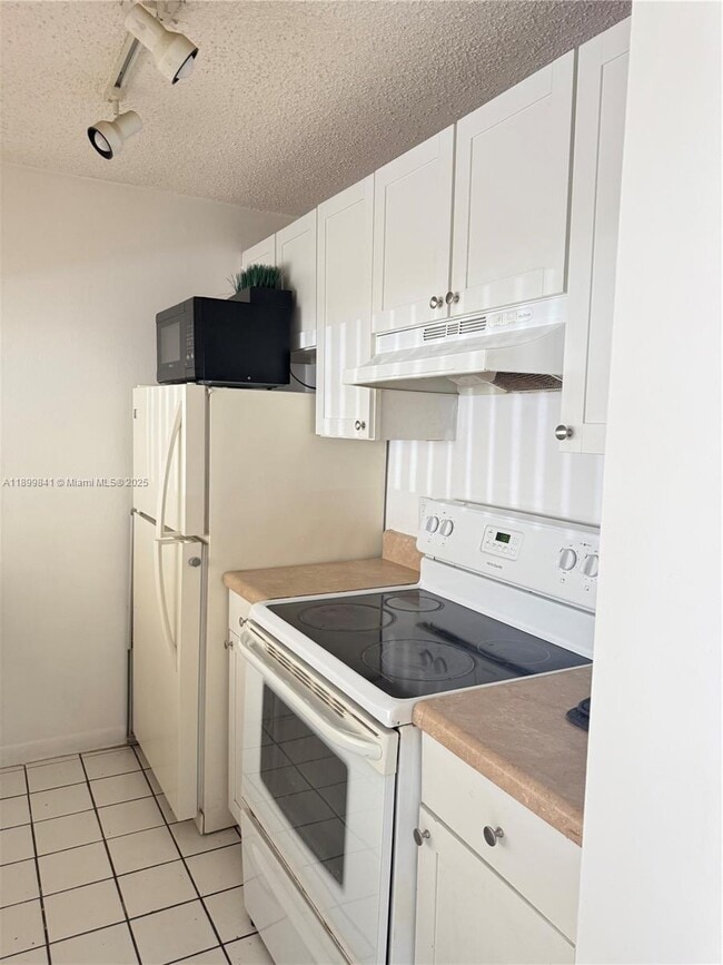 Building Photo - 8100 Geneva Ct