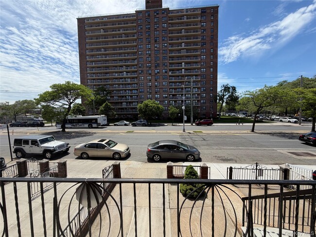 Building Photo - 2735 Cropsey Ave