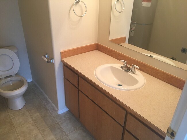 Foto del edificio - 3 bedroom townhouse in Springfield