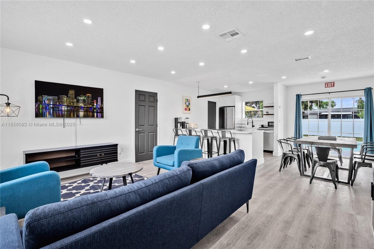 Foto principal - 7471 Hope St
