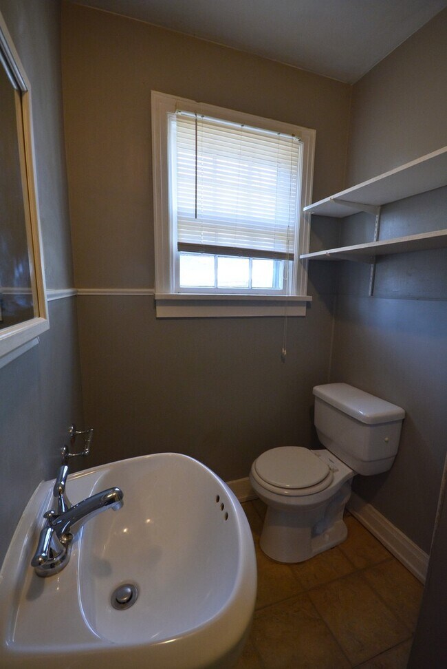 Building Photo - 2 Bedroom 1 Bathroom House with a Fenced-in Yard!