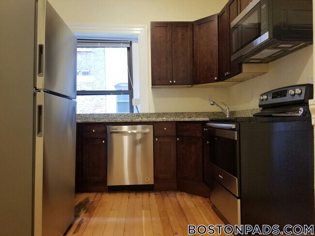 Building Photo - 1463 Beacon St