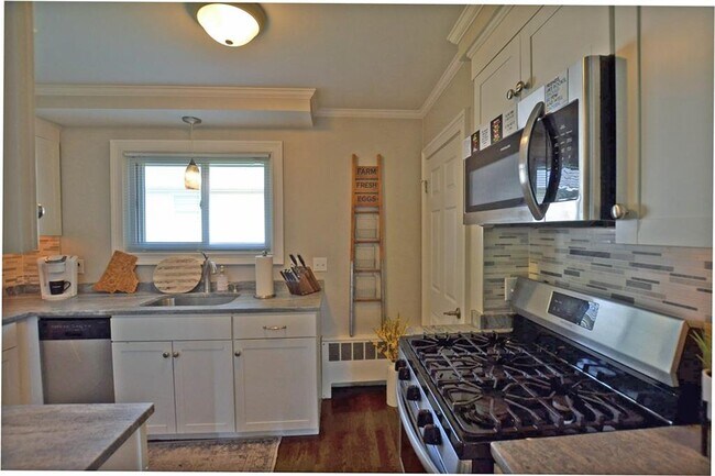 Building Photo - 10 Brayton Ave