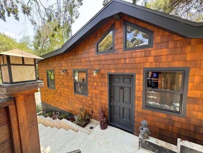 Foto del edificio - 2111 Hyperion Ave