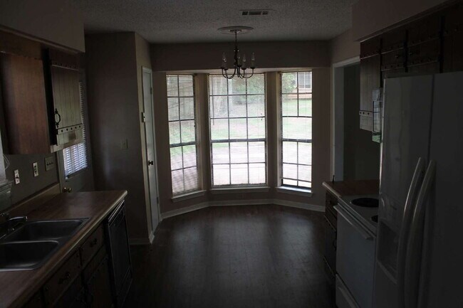 Foto del edificio - This well-maintained 3-bedroom, 2-bathroom home offers a comfortable and functional layout perfec...