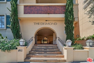 Building Photo - 851 N San Vicente Blvd