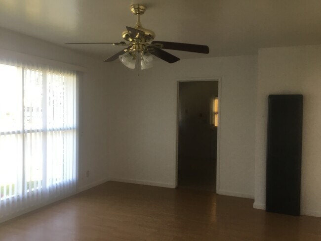 sala de estar - 10 W Swain Rd