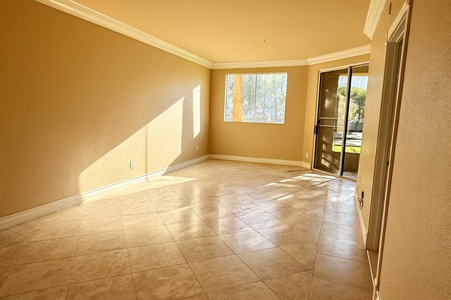 Building Photo - Meridian 2 BDR /2 BATH Luxury Condo - RESO...