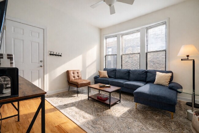 Foto del edificio - 906 N Damen Ave