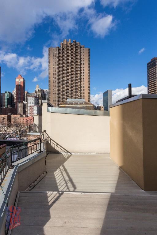 Foto del edificio - 326 E 35th St