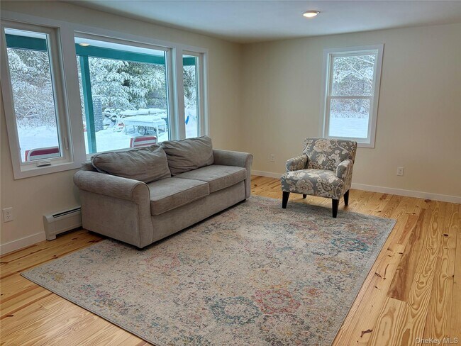 Foto del edificio - 156 Bloom Rd