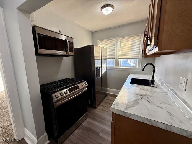 Building Photo - 810 Thayer St