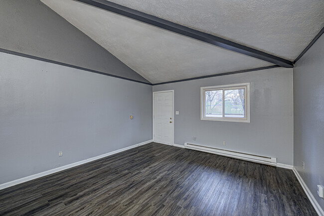 Building Photo - 8465 Bluff Rd