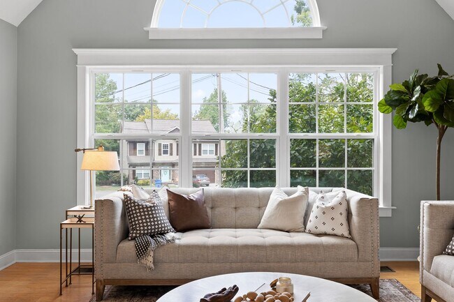 Foto del edificio - 4 bedroom 2.5 bath house with lawncare, in...