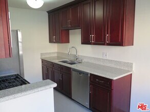 Building Photo - 833 N Kingsley Dr