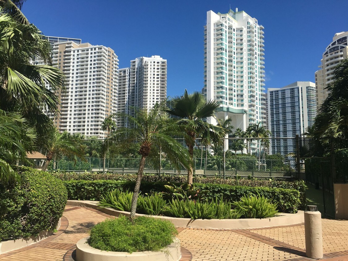 Primary Photo - Brickell Key One