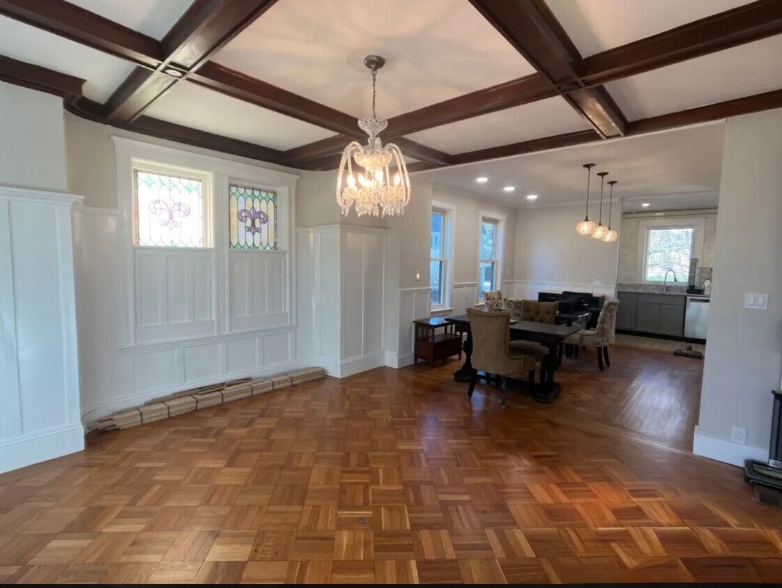 Building Photo - Colonial Home