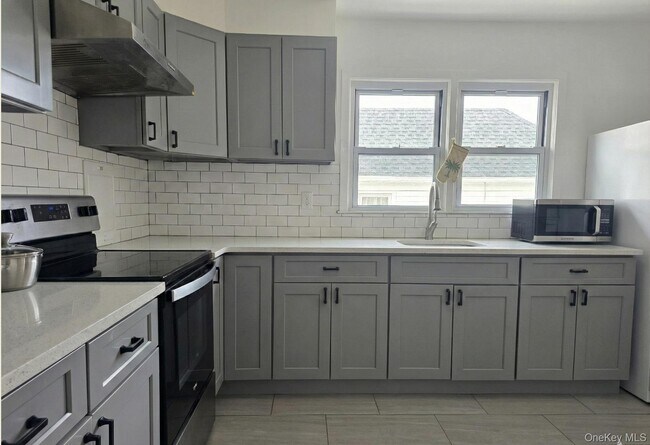 Foto del edificio - 223-16 56th Rd