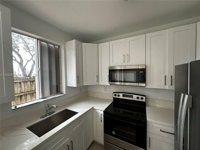Foto del edificio - 2452 SE 14th Ave