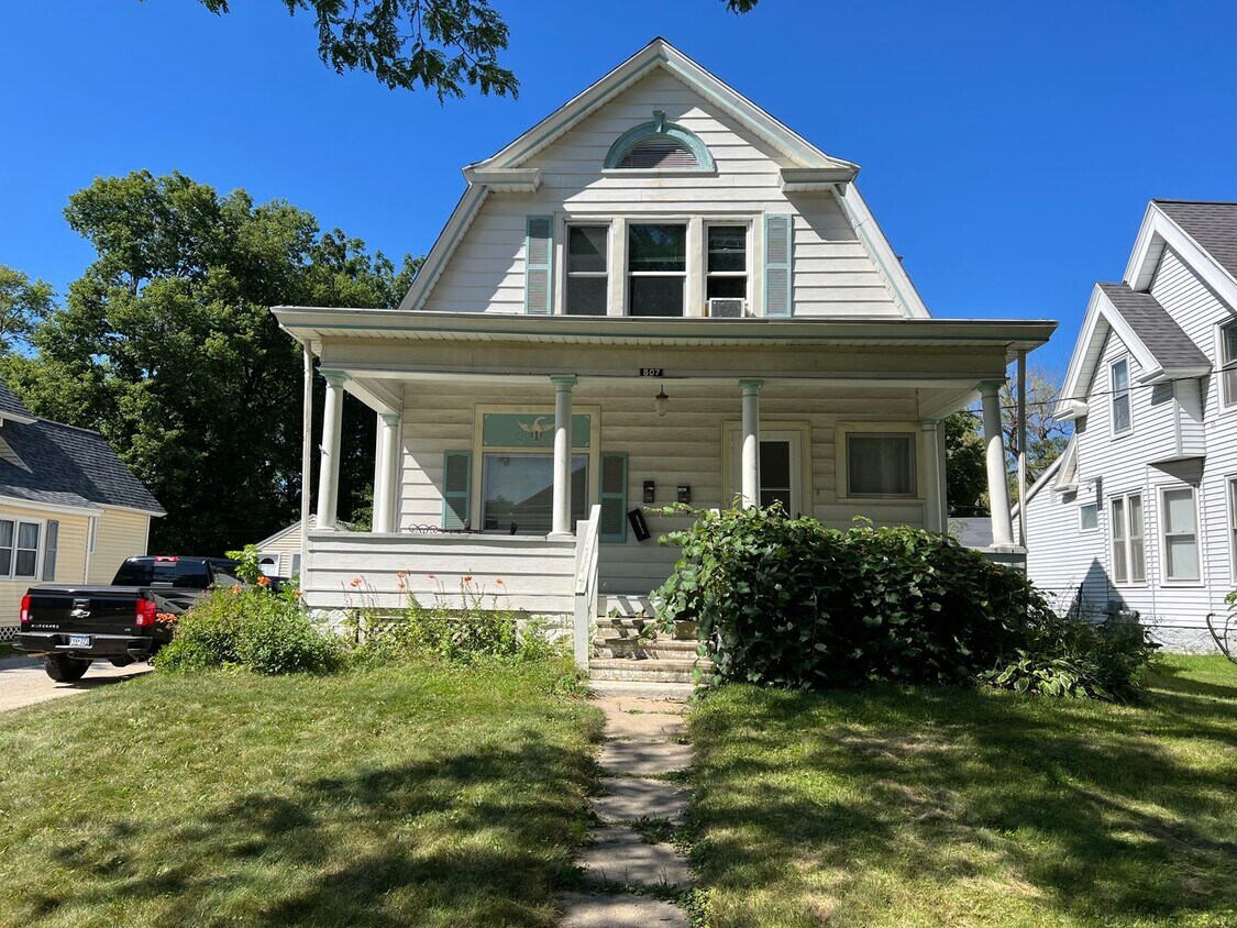 Primary Photo - 807 E Center St