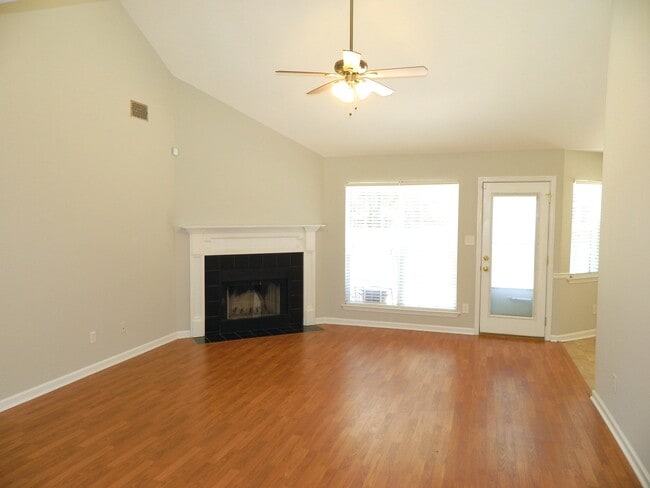 Foto del edificio - 1099 Maple Ridge Ct