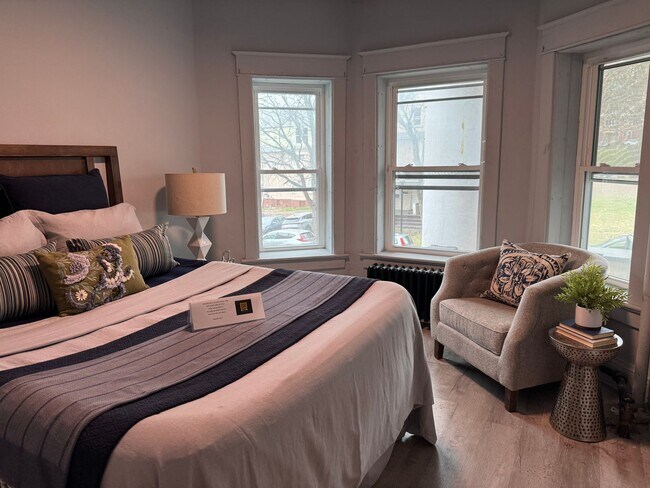 Foto del edificio - NOW LEASING! Renovated 3 bed, 1 bath avail...