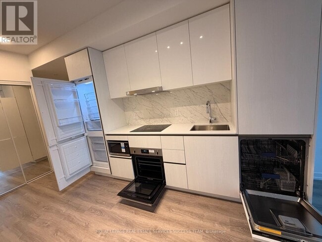 Photo du bâtiment - 8 Interchange Wy