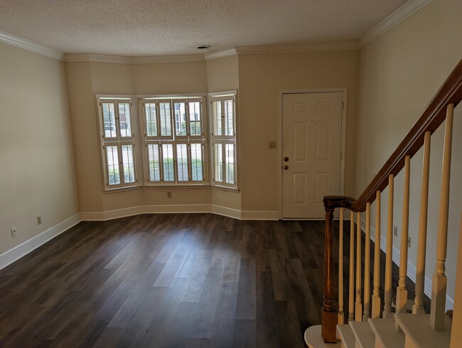 Living room - 215 Woodburn Club Ln