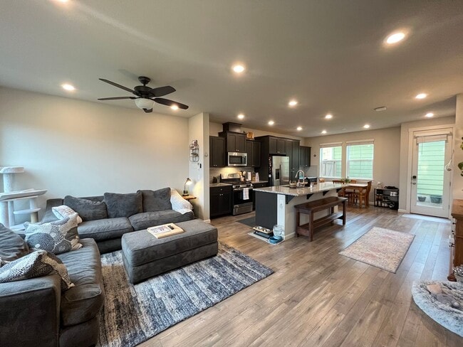 Building Photo - Spacious 3 bed/2.5 Bath Townhome in Hillsb...