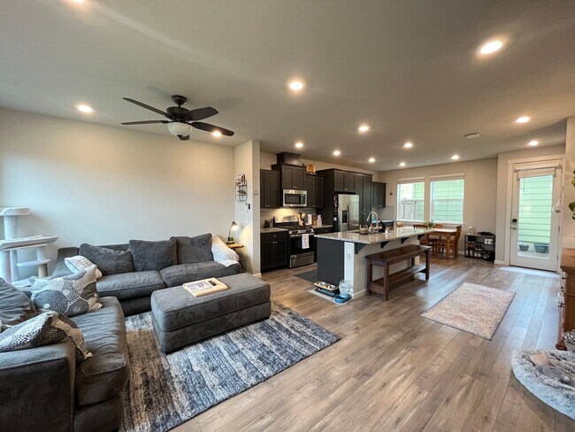 Foto del edificio - Spacious 3 bed/2.5 Bath Townhome in Hillsb...